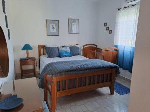 ラゴスにあるTraquility at Villa Fonte Cobertaのベッドルーム1室(ベッド1台、テーブル付)