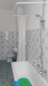 y baño con bañera, lavabo y aseo. en DAVANTI AL MARE E A PORTOFINO - IN FRONT OF THE SEA AND PORTOFINO, en Zoagli