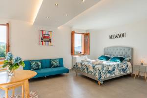 1 dormitorio con 1 cama azul y 1 sofá azul en Villa Maximus - Stunning mountain views, en Barga