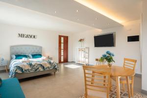 1 dormitorio con cama, mesa y TV en Villa Maximus - Stunning mountain views, en Barga