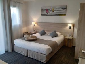 Giường trong phòng chung tại Logis Hôtel de la Plage