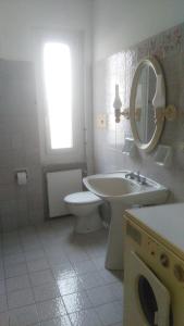 een badkamer met een wastafel, een toilet en een spiegel bij DAVANTI AL MARE E A PORTOFINO - IN FRONT OF THE SEA AND PORTOFINO in Zoagli