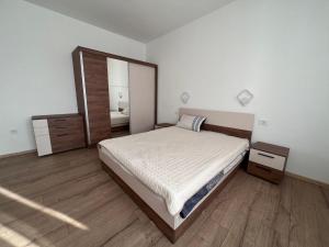 een slaapkamer met een bed en een grote spiegel bij Compass Apartment 3 - Old Bazaar Skopje in Skopje