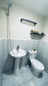 RichAirbnb Cebu في Lapu Lapu City: حمام مع حوض ومرحاض