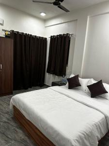 La Serene Inn tesisinde bir odada yatak veya yataklar