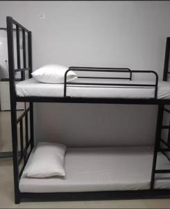 - un lit superposé noir avec des draps blancs dans l'établissement Oliver's Hostel, à Dublin