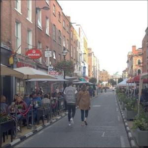 Quelques personnes marchant dans une rue de la ville dans l'établissement Oliver's Hostel, à Dublin