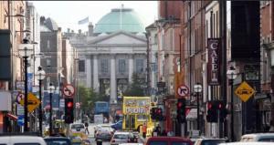 une rue urbaine animée, remplie de circulation devant un bâtiment dans l'établissement Oliver's Hostel, à Dublin
