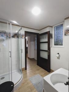 Een badkamer bij Apartament Pod Skrzydłem Anioła (w centrum)