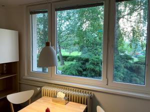 una mesa con una lámpara junto a una ventana en Útulný byt pro odpočinek i práci en Kutná Hora