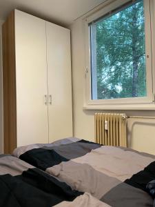 a bedroom with a bed and a window at Útulný byt pro odpočinek i práci in Kutná Hora