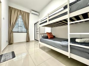 Ένα ή περισσότερα κρεβάτια σε δωμάτιο στο Desaru - Leisure Getaway 4BR3B by Cowidea +17 φωτογραφίες