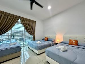 Ένα ή περισσότερα κρεβάτια σε δωμάτιο στο Desaru - Leisure Getaway 4BR3B by Cowidea