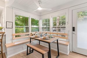 ein Esszimmer mit Tisch und Stühlen und Fenstern in der Unterkunft 520 Beach, Unit 518 in Demere Park