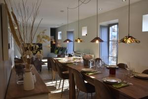 Yvoir的住宿－La Colline aux Fées propriété privée，用餐室配有长木桌子和椅子