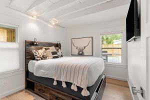 ein Schlafzimmer mit einem Bett und einem Fenster in der Unterkunft Perfect Symmetry - 520 Beach - 4 Bedrooms in Demere Park + 24 Fotos