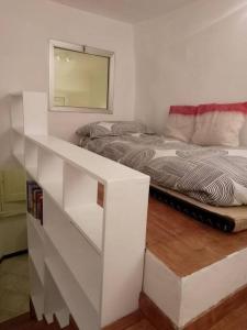 Casa San Simon في ماسا: غرفة بيضاء مع سرير ومرآة