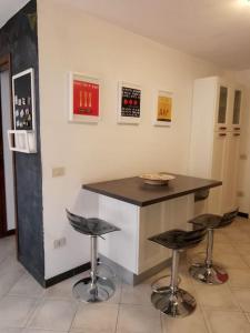 una cucina con bancone e sgabelli in una stanza di Casa San Simon a Massa