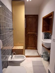 łazienka z toaletą, umywalką i drzwiami w obiekcie Casa San Simon w mieście Massa