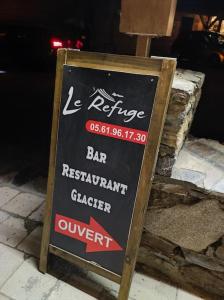 a chalkboard sign for a bar restaurant claser at Le Cosy Fleuri, vue sur la montagne avec velux in Ustou