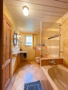 y baño con bañera, aseo y lavamanos. en Ferienhaus Rudolph, en Bad Schandau