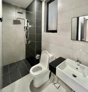 ein Bad mit einem WC und einem Waschbecken in der Unterkunft Urban Suite 3R2B 8Pax Georgetown in Jelutong