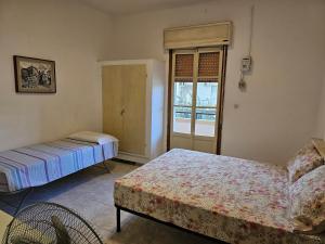 una camera con due letti e una finestra di Residence Arlecchino a Lido Conchiglia