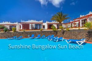 - Vistas al complejo desde la piscina en Sunshine Bungalow Sun Beach, en Caleta de Fuste