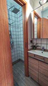 ein Bad mit einem Waschbecken und einem Spiegel in der Unterkunft A Sea Loft in Árvore