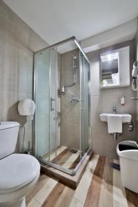 y baño con ducha, aseo y lavamanos. en Garni House 46 Plus, en Belgrado