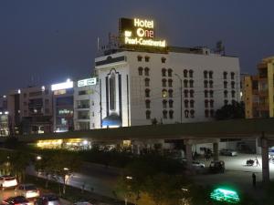 un edificio de hotel con un cartel encima en Hotel One Karachi en Karachi