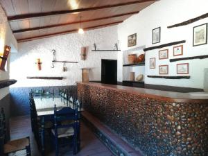 un bar en un restaurante con mesa y sillas en El Mesón de Higuera de la Sierra, en Higuera de la Sierra