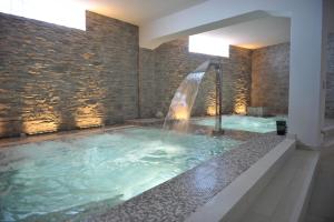Bazén v ubytování Hotel dei Focesi nebo v jeho okolí