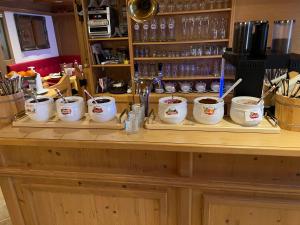Zestaw do parzenia kawy i herbaty w obiekcie Hotel Garni Gafluna