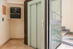 eine Glastür in einem Zimmer mit Treppe in der Unterkunft CASA FELICITA' in Livorno