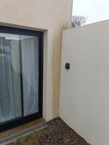 a door to a window next to a building at La pause bretonne in Quéven