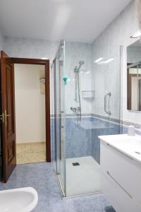 a bathroom with a shower and a sink at Céntrico exterior amplio 110 m. in Santiago de Compostela