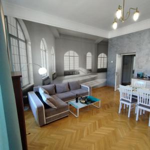 Novo Mundo في وارسو: غرفة معيشة مع أريكة وطاولة