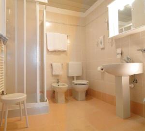 bagno con servizi igienici e lavandino di Hotel Sole - Limone a Limone sul Garda