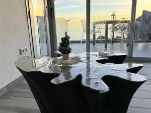 a table in a room with a view of a pier at "El Ático Bonito"-Penthaus-Whirlpool-Atlatikblick in Las Playas