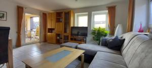 sala de estar con sofá y mesa en Ferienwohnung Altstadt-Domizil Hameln en Hameln