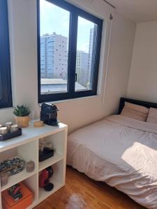 巴黎的住宿－Appartement Paris OG，一间卧室设有一张床和一个窗口