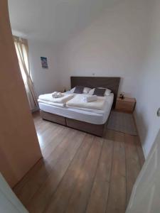1 dormitorio con 1 cama y suelo de madera en Apartment in Sukosan/Zadar Riviera 8087, en Sukošan