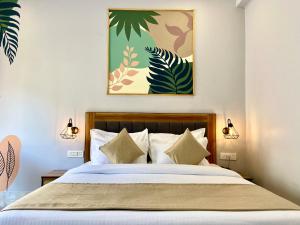 Hotel Wraveler Inn Rishikesh tesisinde bir odada yatak veya yataklar