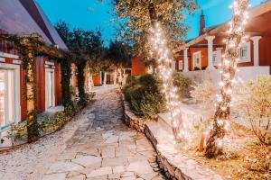 una calle adoquinada frente a una casa con luces en Luz Charming Houses en Fátima