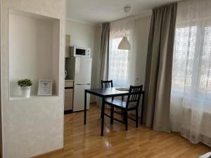eine Küche und ein Esszimmer mit einem Tisch und Stühlen in der Unterkunft Maxima apartments in Daugavpils