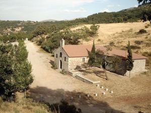 een luchtzicht op een klein gebouw in een veld bij Casa Rural Cristina II in San Pablo de los Montes