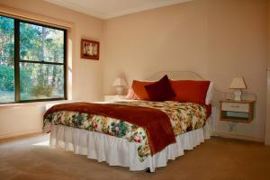 比奇沃斯Serena Cottages Beechworth - Your Country Getaway - 2的一间带床和大窗户的卧室