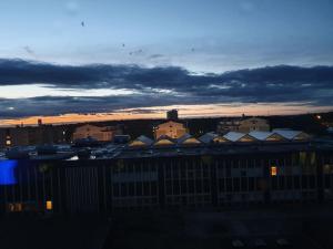 uitzicht op de stad bij zonsondergang met gebouwen bij Private studio apartment 13 min to Stockholm city in Sundbyberg