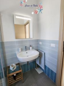 ein Bad mit einem Waschbecken und einem Spiegel in der Unterkunft A casa di Nala in Tortoreto Lido